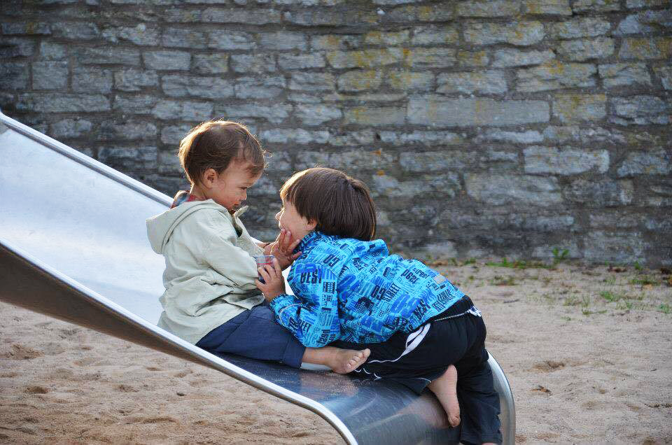 Kaksi lasta leikkii liukumäessä. Kuva: Laura Rantanen
