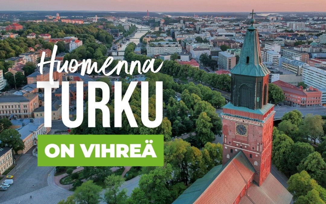 Ilmakuva Turusta, jossa etualalla on Tuomiokirkko. Kuvassa myös teksti, jossa lukee: Huomenna Turku on vihreä.